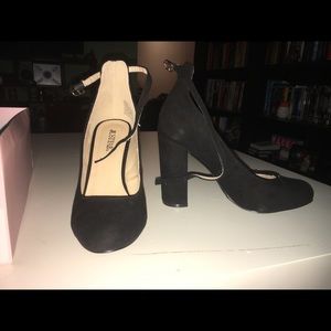 Black medium high heel pumps